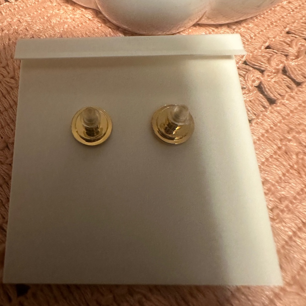 New Tory Burch Natalie Gold Pearl Stud Earrings - Picture 5 of 5